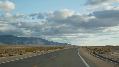 路旅行开车汽车死亡谷这些维加斯内华达美国搭便车旅行美国高速公路旅程戏剧性的大气云山莫哈韦沙漠沙漠荒野视图车
